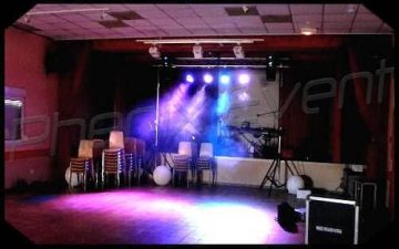 les projecteurs du pack fete 2 illuminent la piste de danse du foyer filstroff