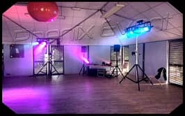 des projecteurs aux faisceaux bleus et violets eclairent la piste de danse de la salle du mille club de schopperten