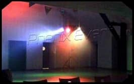 les jeux de lumière du pack fête 1 hissés sur un pied de levage à environ 4 mètres de haut