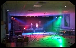 des projecteurs illuminent une grande piste de danse embrumée