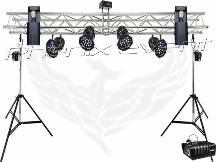 le pack fete 2 se compose de projecteurs fixés à une traverse aluminium hissée par deux pieds de levage et une machine à fumée