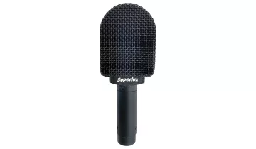 le superlux pra628 mkii possède une grille de protection noire sur sa face arrière