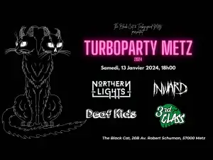 un chat noir à deux têtes munies de cornes se tient à côté du programme de la Turboparty Metz 2024