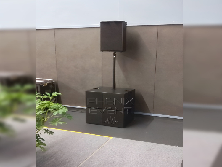 une enceinte 500w soutenue par un tube fixé à deux caissons de basses empilés l'un sur l'autre