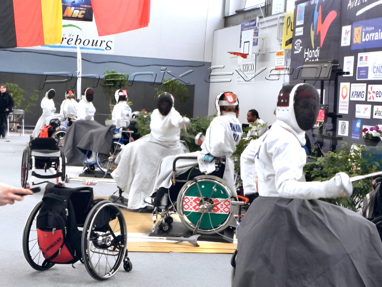 plusieurs escrimeurs handisport