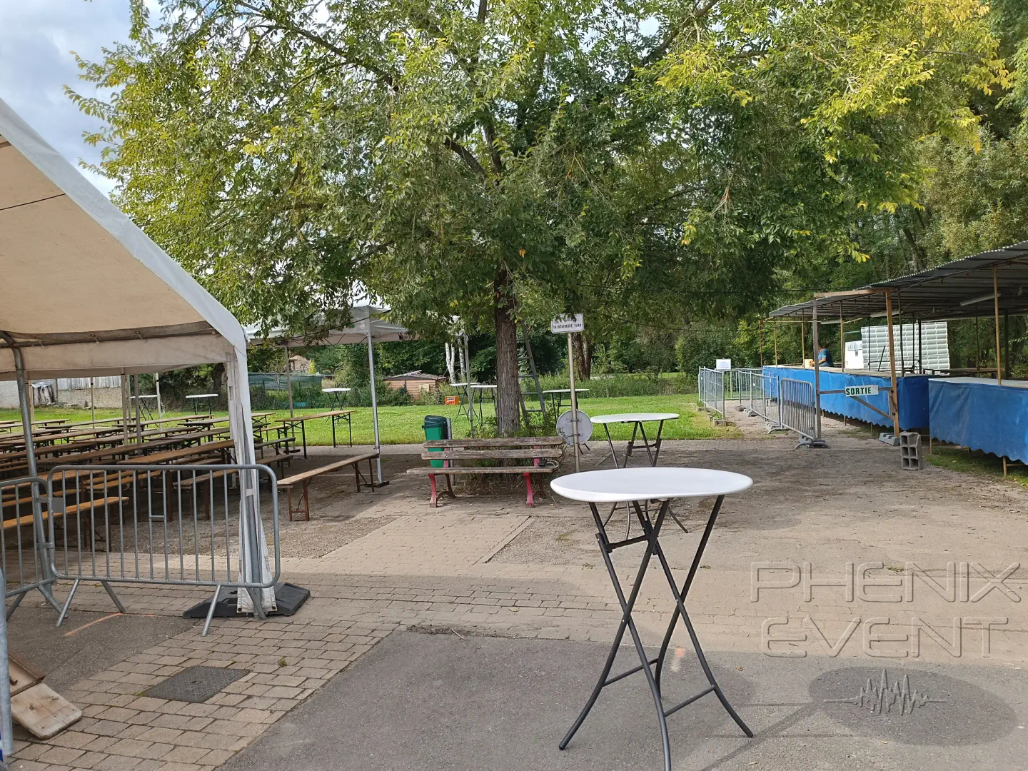 des mange-debout, la tonnelle principale et le stand de restauration du festibières de Oudrenne