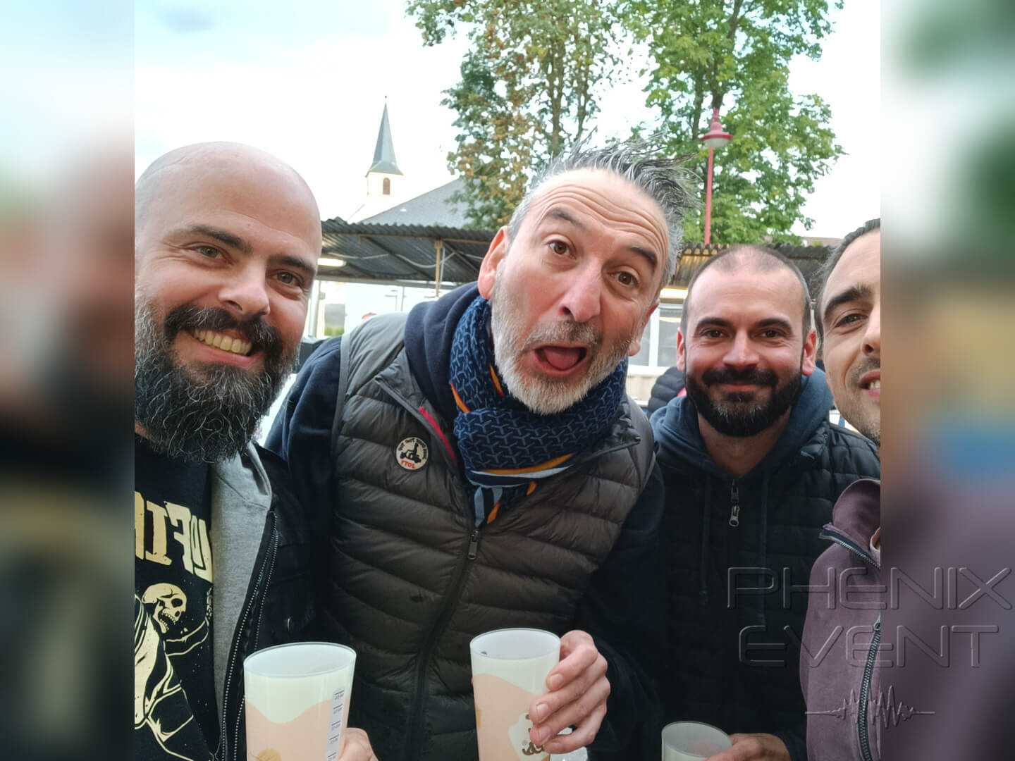 trois membres des mickey trump et phenix event prennent la pose