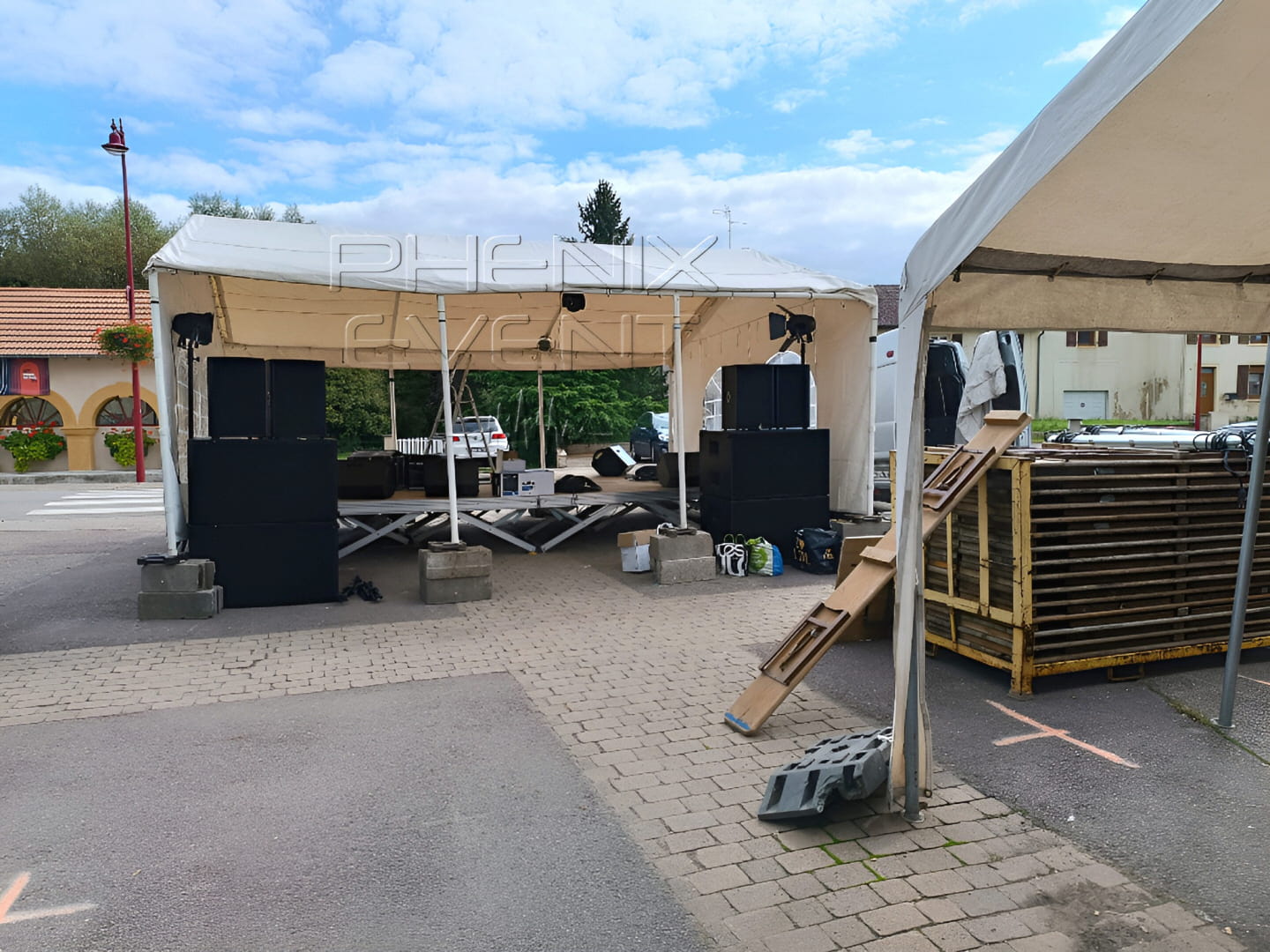matériel de sonorisation installé pour la scène du festibieres de oudrenne