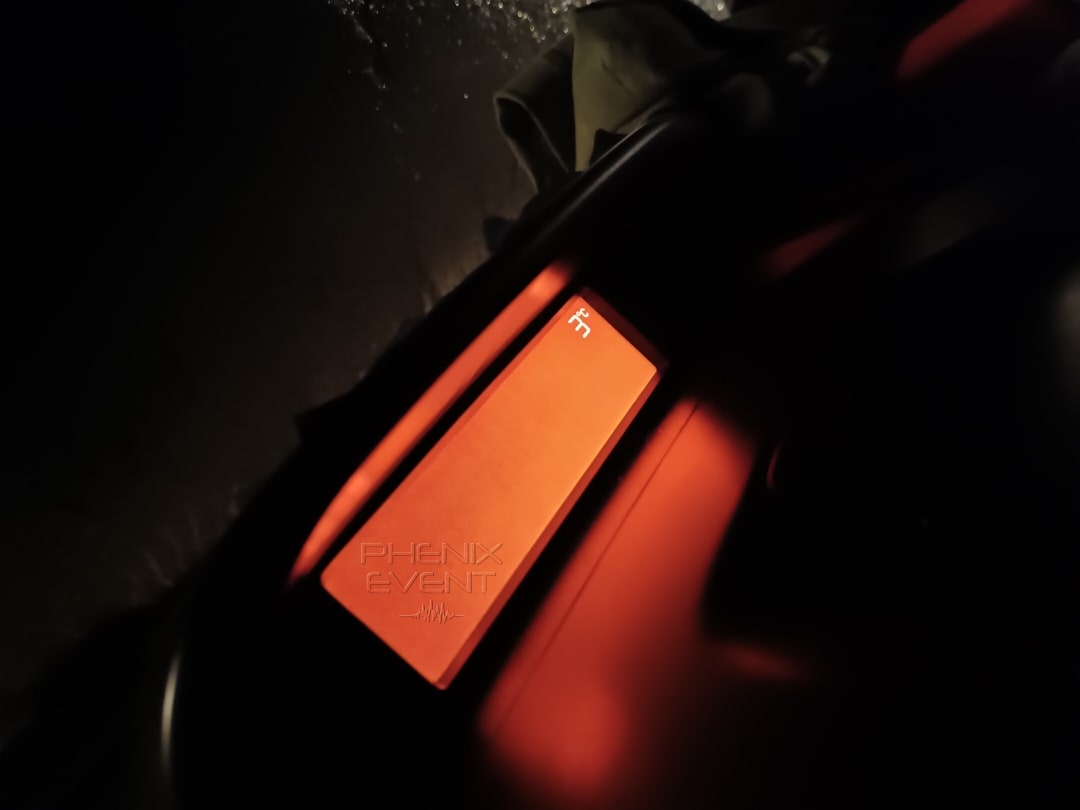 le tableau de bord de la voiture indique 3 degrés