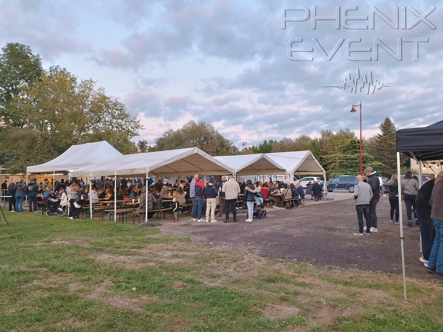 les visiteurs sont attablés sous les tonelles