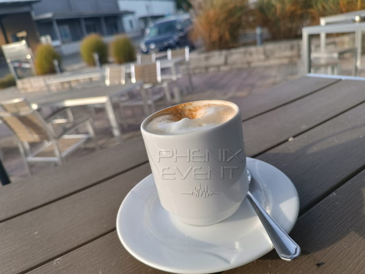 Un cappuccino sur la terrasse de la cafétéria de Thomann Musikhaus