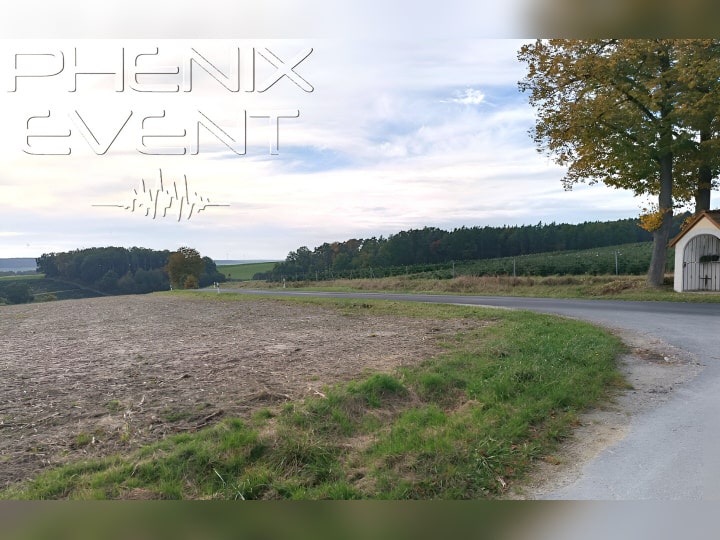 la route passe à travers champs et une petite cabane est sur le bas-coté