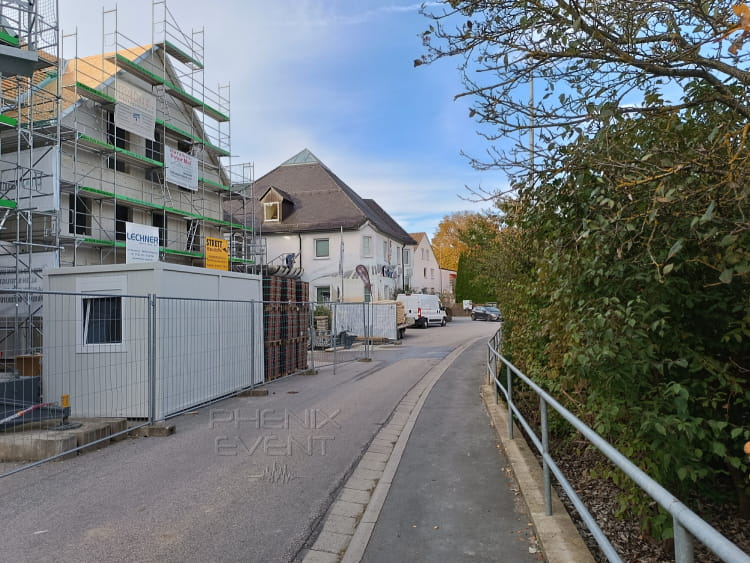 un chantier dans la rue où se trouve l'entrée du magasin Thomann Musikhaus