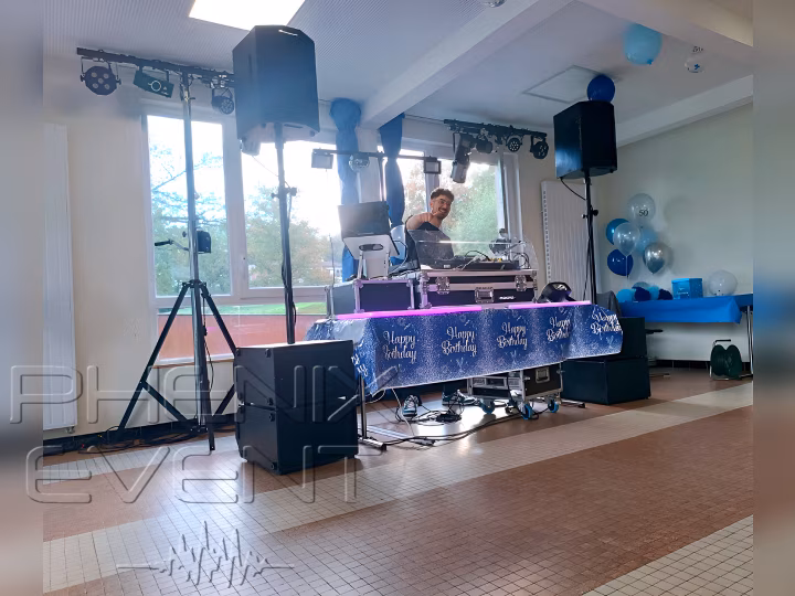 Dj Sinoper derrière ses platines et lève le pouce en l'air