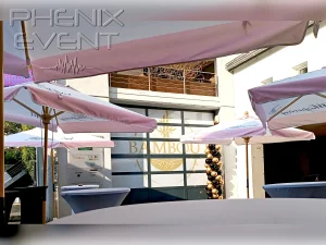 terrasse extérieure du bar le bambou garnie de parasols et de table mange-debout