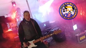 Hervé des Mickey Trump joue de la basse devant la scène embrumée et colorée du Festi'Bières Oudrenne 2024