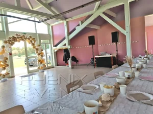 la sono 2200w est installée et la salle est décorée pour l'anniversaire