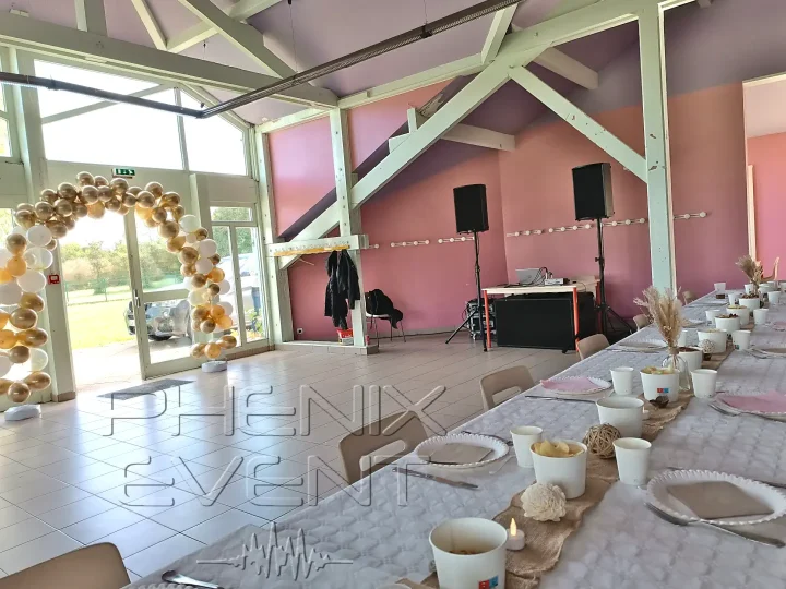 la sono 2200w est installée et la salle est décorée pour l'anniversaire