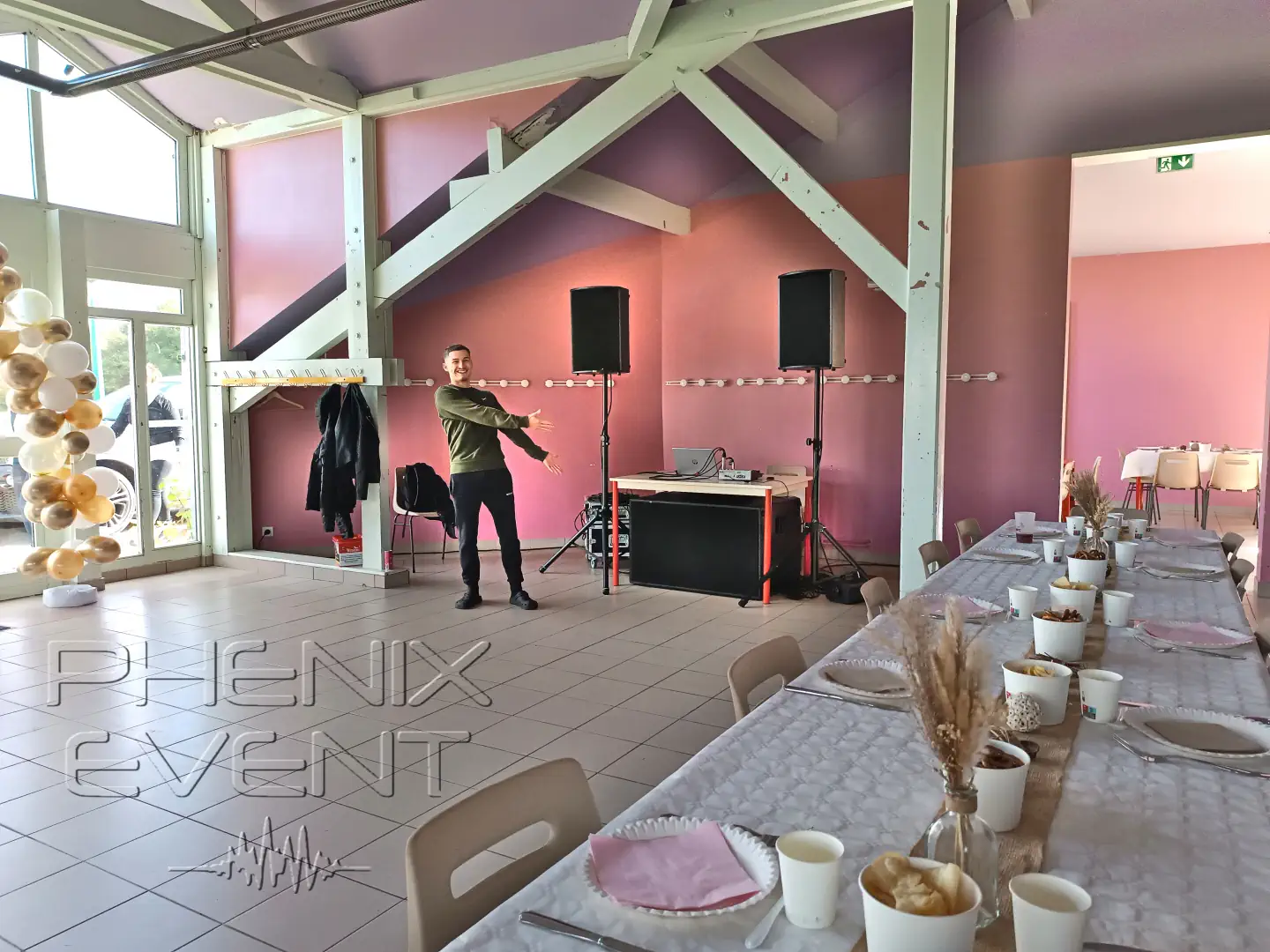 le client pose devant le matériel de sonorisation installé