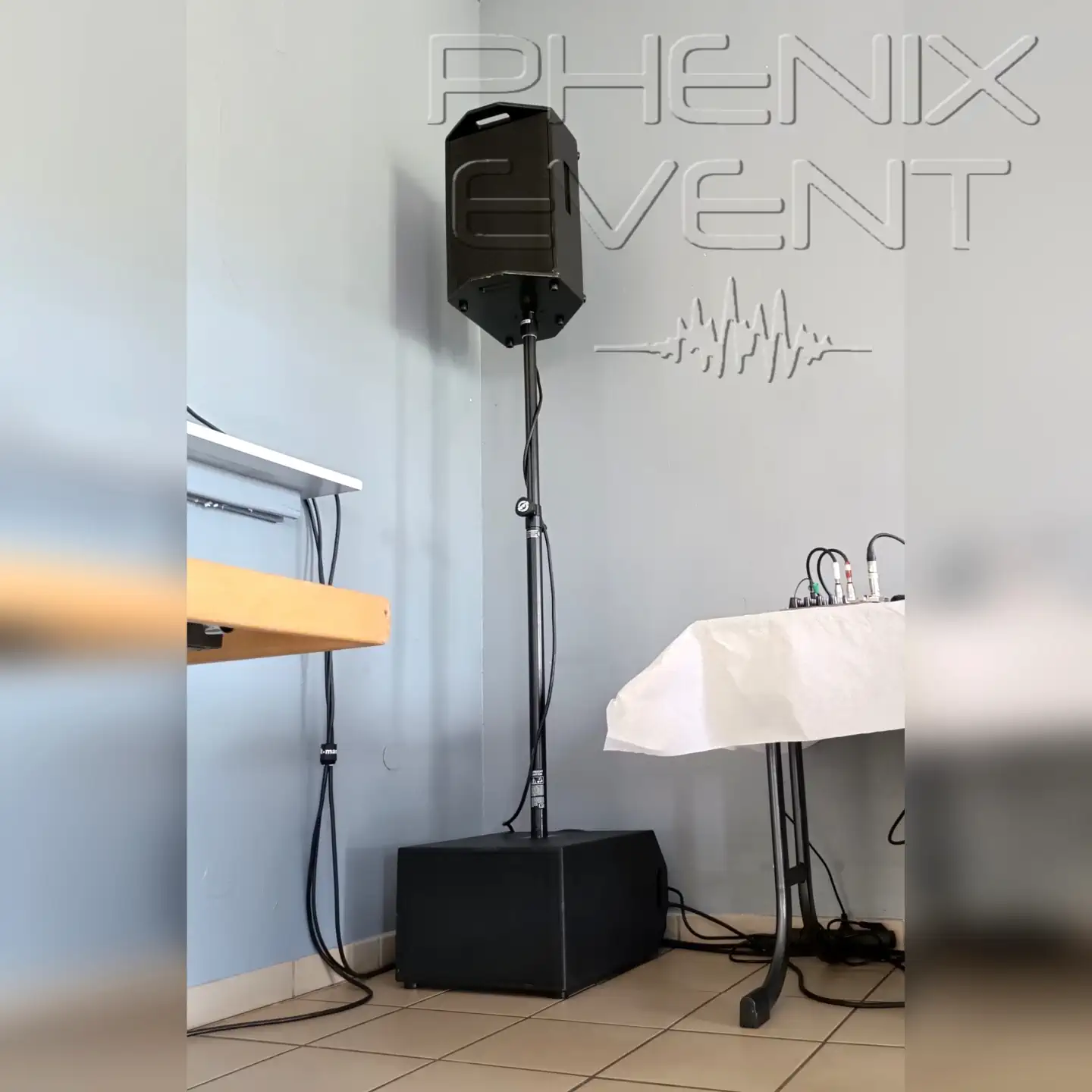 Caisson de basse avec barre de liaison ajustable et enceinte compacte, module gauche du système de sonorisation 1200w, installé entre deux tables