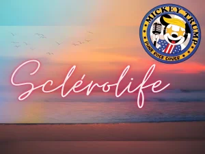 logo de Sclérolife et de Mickey Trump sur un fond représentant la mer et un coucher de soleil