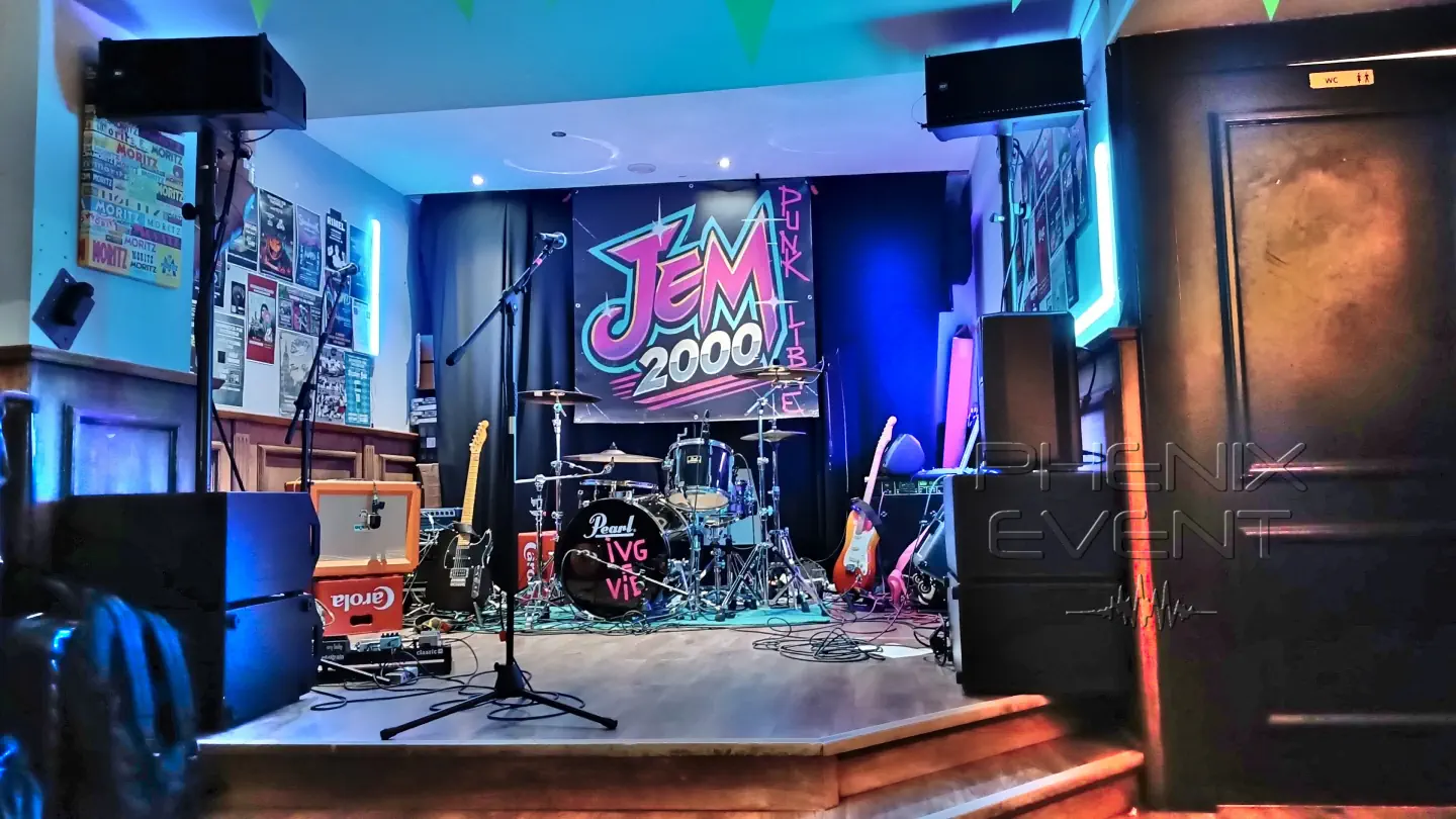 un système de sonorisation compact et des instuments de musique sont préparés sur la petite scène du shamrock pub de thionville.