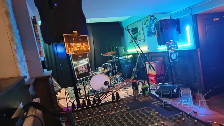 les instruments de musique et le matériel de sonorisation sur la scène du shamrock pub de thionville