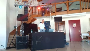 DeeJero mixe et anime le baptême sur une sono 3000w stack accompagnée d'un jeu de lumière profeessionnel loué chez phenix event