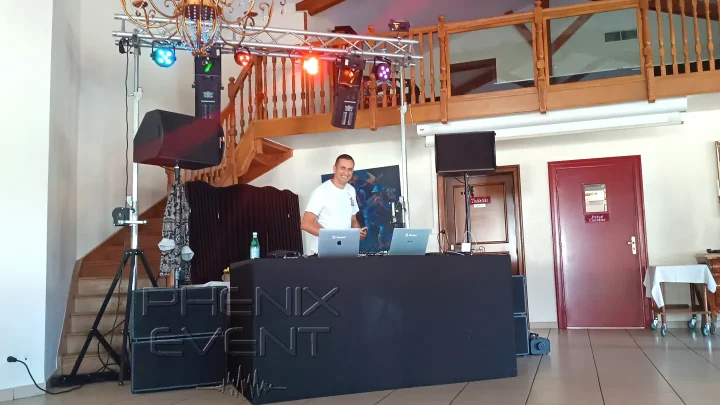 DeeJero mixe et anime le baptême sur une sono 3000w stack accompagnée d'un jeu de lumière profeessionnel loué chez phenix event