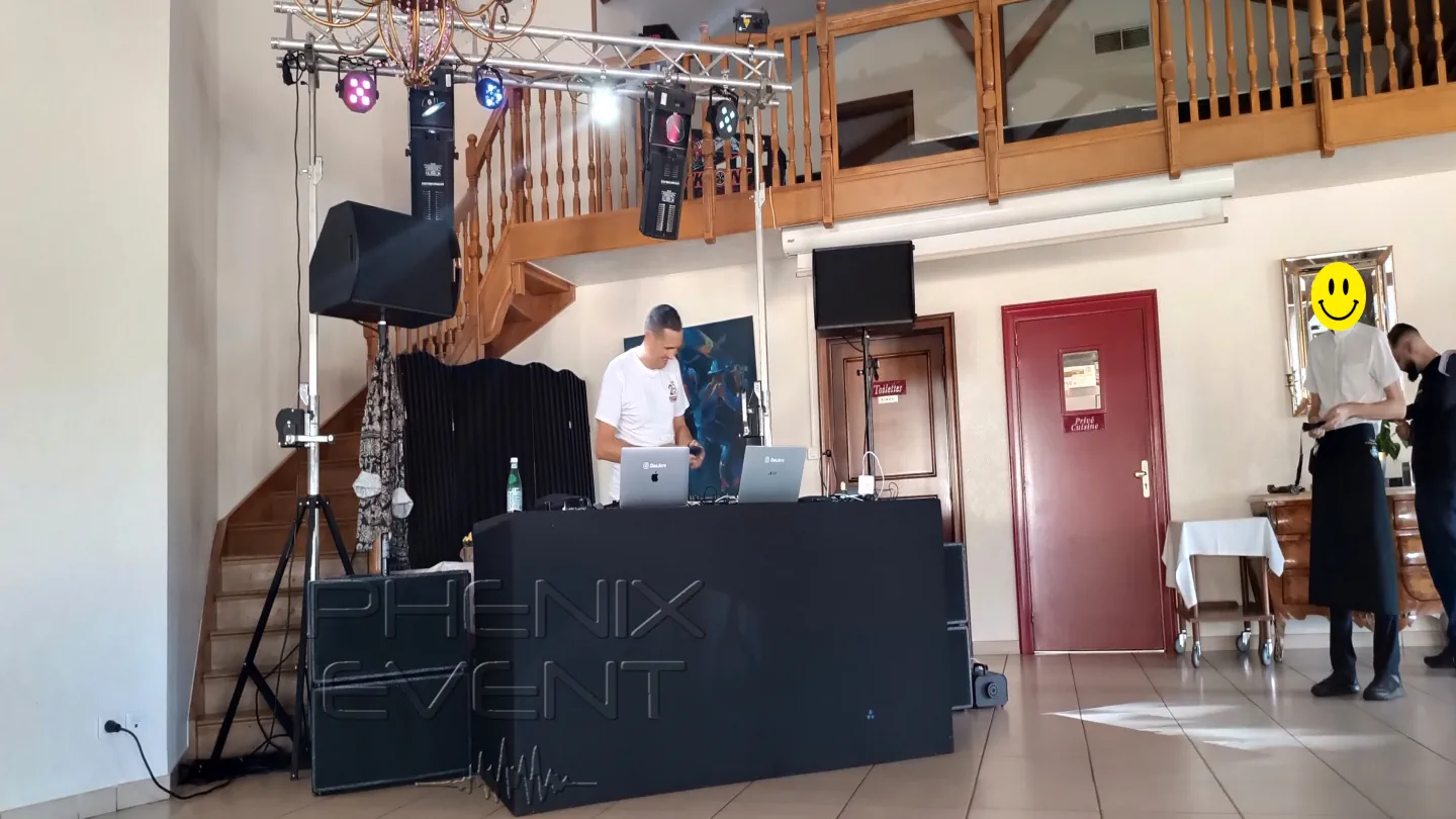 DeeJero en train de mixer