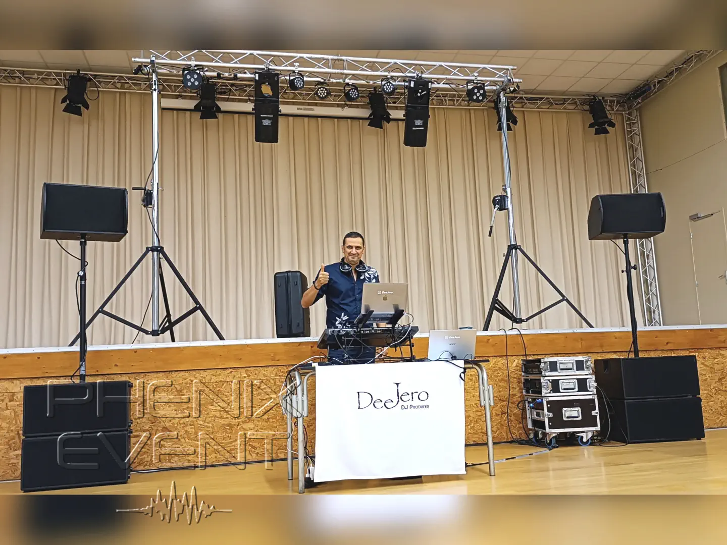 Vahe en pleine préparation de son set pose avec le pouce levé