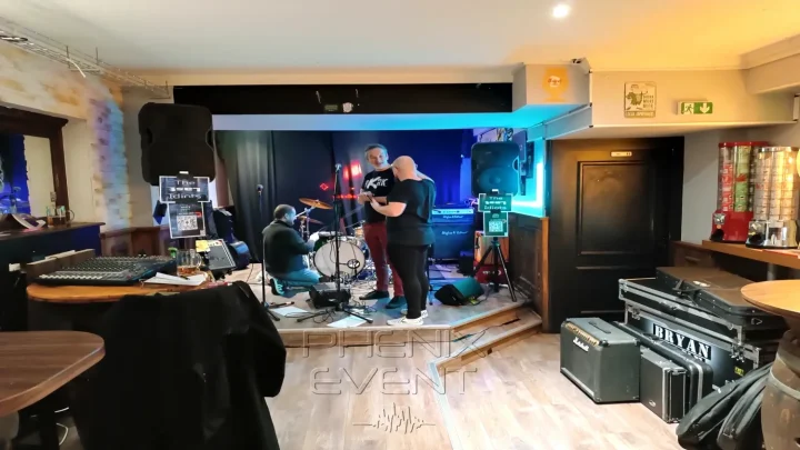 The Last Idiots mettent en place les instruments de musique sur la scène du Shamrock