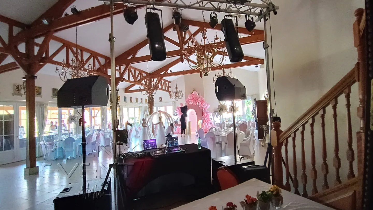 installation sono et lumieres pour un bapteme dans la salle des ducs à la grange de condé (vue de l'arrière)
