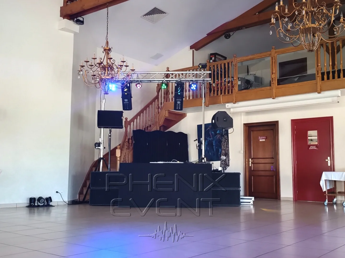 sono 3000w rms stack et keux de lumièere Pack Fête 2 installés dans la salle des fêtes de la grange de Condé