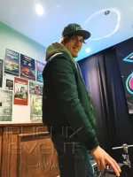 Dom', le guitariste des JEM 2000, aide à l'assemblage de la batterie