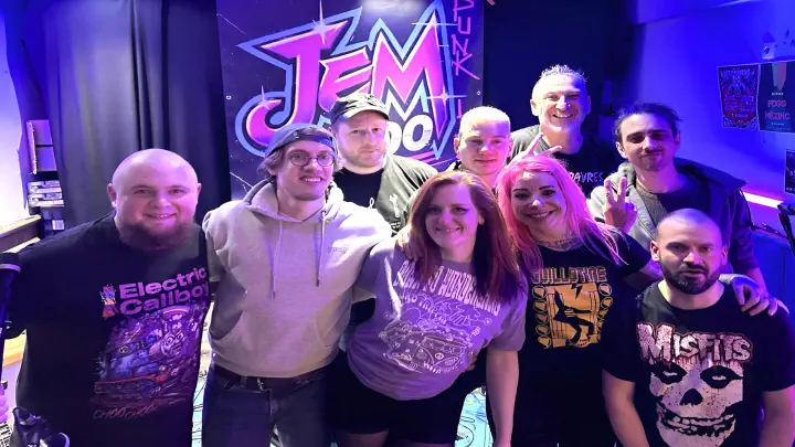 Les membres de JEM 2000 et The Last Idiots réunis pour une photo de groupe sur la scène du Shamrock Pub