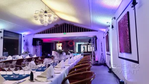 Installation d’un système de sonorisation et d’éclairage pour un mariage à l’Hôtel de Paris à Saint-Avold, avec enceintes, jeux de lumière sur totems et projecteurs d’ambiance