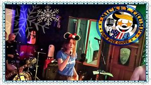Mickey Trump interprétant All want for Christmas is you au Bar Rock, la chanteuse porte ses oreilles de Mickey