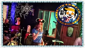 La chanteuse des Mickey Trump chante dans un micro
