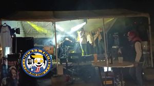 Le groupe de punk rock Thionvillois Mickey Trump, accompagnés de choristes, en concert sur la scène du Festi'Bières