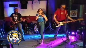 Mickey Trump en concert au Bar Rock interprétant Hot N Cold (morceau de Katy Perry)