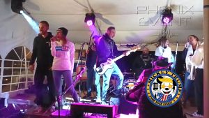 Mickey Trump sur la scène du Festi'Bières 2024, interprète Wannabe, une cover des Spices Girls