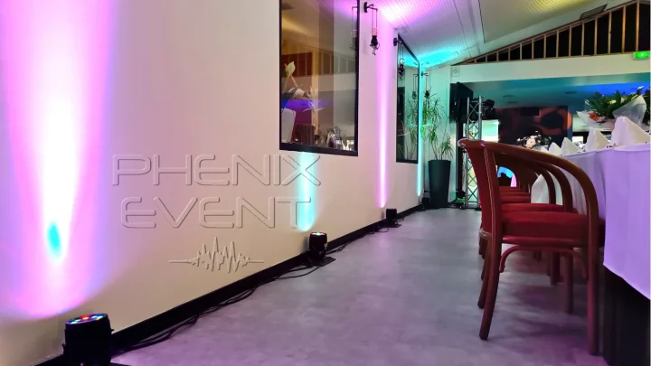 les projecteurs placés au sol éclairent le mur de la salle de réception de l'hôtel de paris de saint-avold