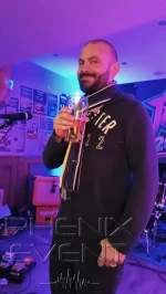 Arnaud, le souriant bassiste des The last Idiots, avec un verre de bière à la main
