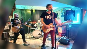 les trois musiciens de The Last Idiots sur la scène du Shamrock pub