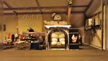 le stand de ghostbusters luxembourg et son bibendum chamallow gonflable au salon du geek 2024 de saint-avold.