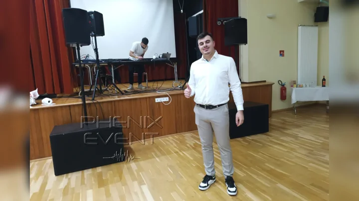 Le futur marié pose devant le système son 3000w installé par Phenix Event