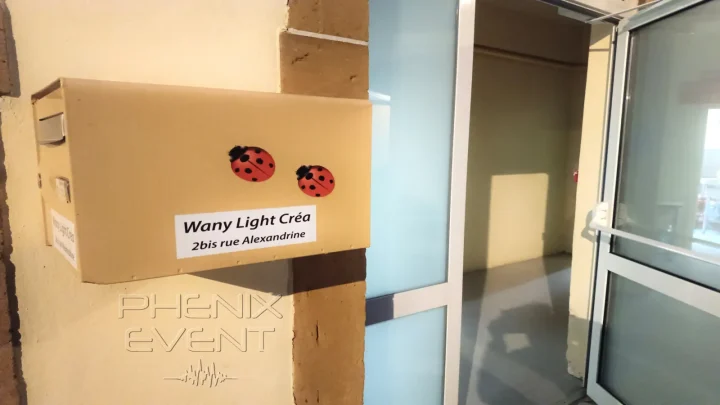 Située à côté de l'entrée de la salle du centre Jean Burger, une boîte aux lettres avec 2 autocollants coccinelles