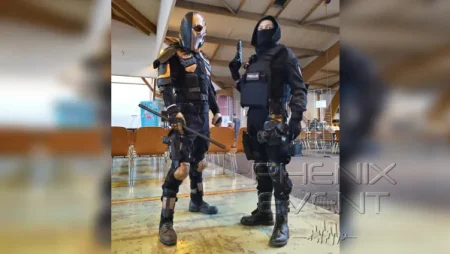 deux cosplayers prennent la pose au salon du geek 2024.