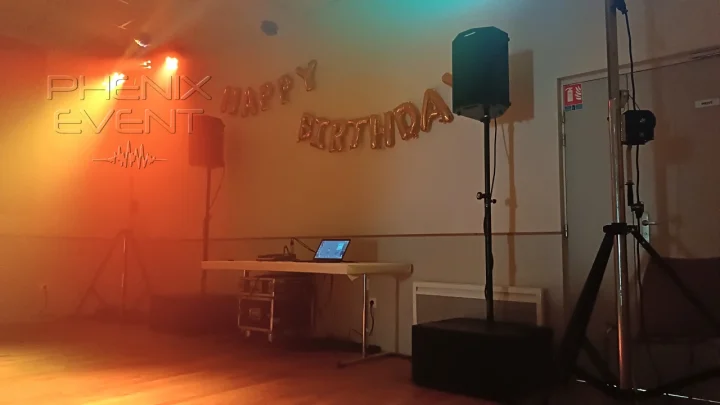 Enceinte et caisson de basses du pack sono 1500w de part et d'autre de la table DJ centrale